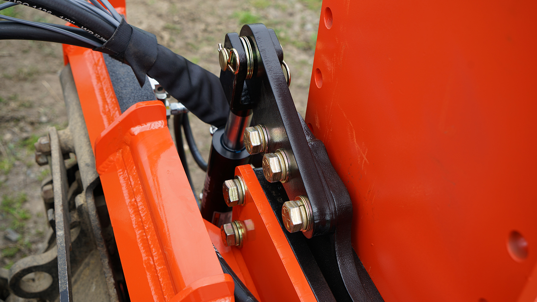 closeup  view an eterra pdx-1000 skid steer breaker style post driver hydraulic hose